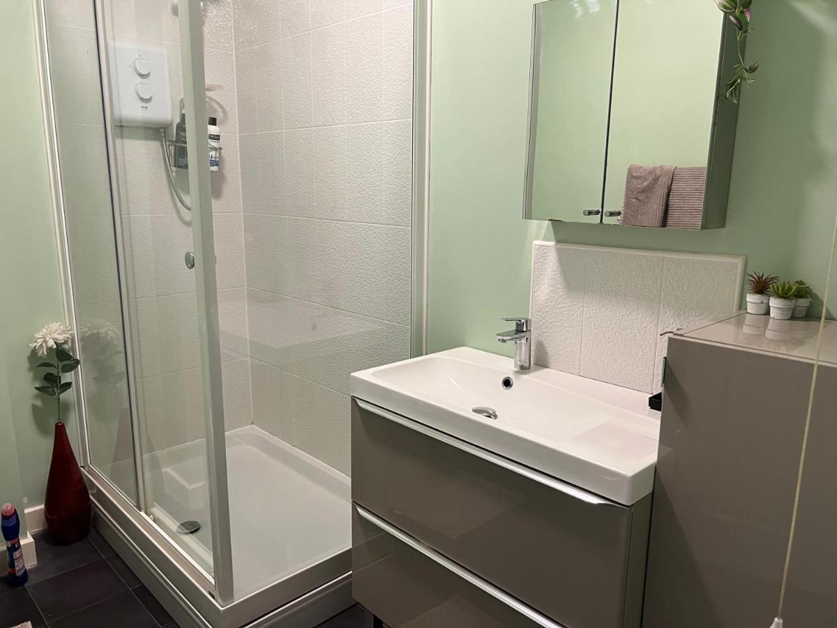 Sheffield City Centre , Free Wifi & Parking - Private Room - Shared House Dış mekan fotoğraf